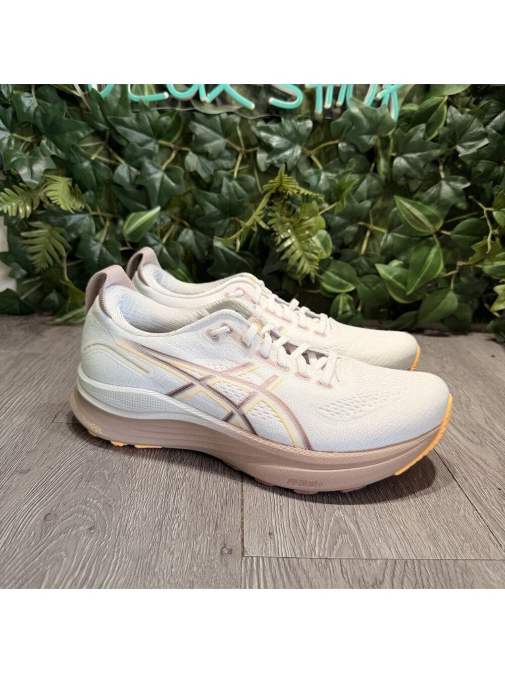 Asics Gel-Kayano 32 Womens Size 9.5 White Pink Athletic Running Shoes Sneakers